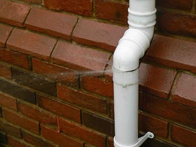Image of a leaking downpipe.